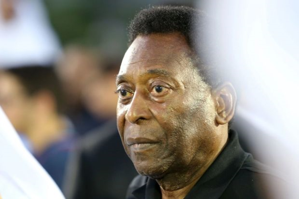 Pele ailə üzvləri ilə vidalaşdı: Stadionda qızıl tabut qoyuldu 